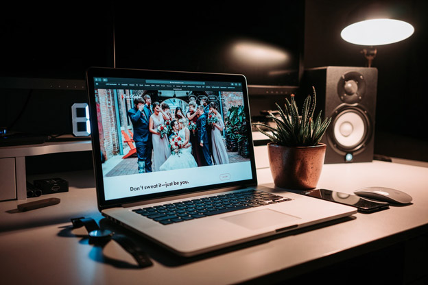 a computer displaying a family picture